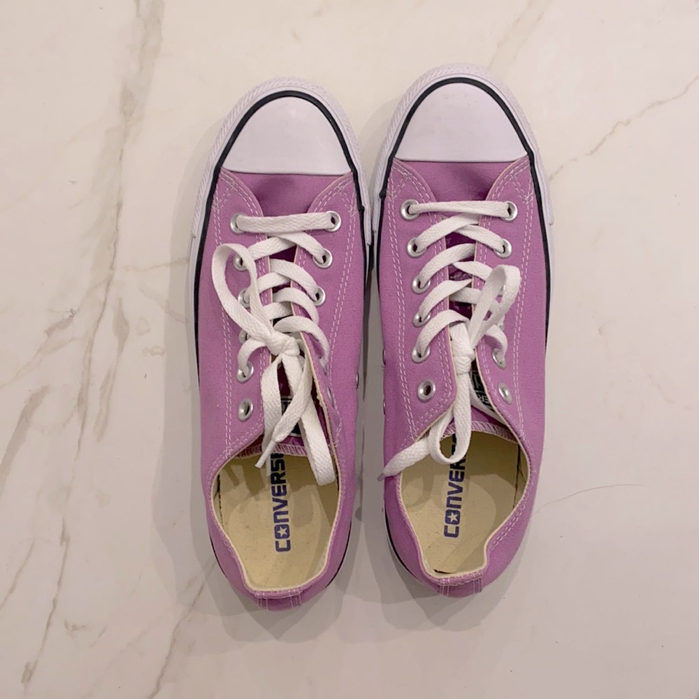 Purple converse chucks, size 9. Never worn. Perfect condition.